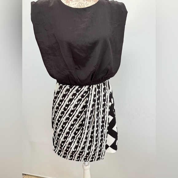 PETER PILOTTO for TARGET Black and White Asymmetrical Mini skirt size 6 - Picture 8 of 13